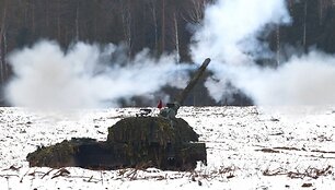 &Scaron;auktinių koviniai &scaron;audymai i&scaron; voki&scaron;kų haubicų / Lietuvos kariuomenės nuotr.