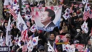 Yoon Suk-yeolo rėmėjai i&scaron;kėlę plakatą su jo atvaizdu / Ahn Young-joon / AP