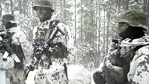 Suomijos &scaron;auktiniai pratybų metu / IMAGO/Heikki Saukkomaa / IMAGO/Lehtikuva