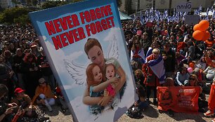 Izraelis gedi žuvusių įkaitų  / AHMAD GHARABLI / AFP