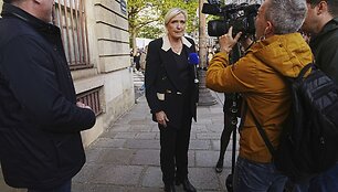 Marine Le Pen kalba su žurnalistais / Thibault Camus / AP