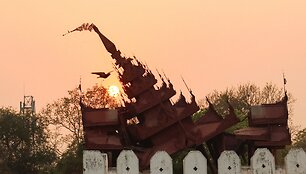 Apgriuvusi &scaron;ventykla Mianmare / SEBASTIEN BERGER / AFP