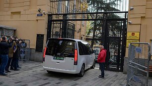 Į Rusijos konsulatą Stambule atvyko rusų delegacija / YASIN AKGUL / AFP