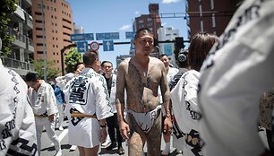 Vyras su tradicinėmis japonų tatuiruotėmis / BEHROUZ MEHRI / AFP