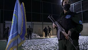 Kurdų pajėgos saugo perimtą kaptagoną / Orhan Qereman / REUTERS