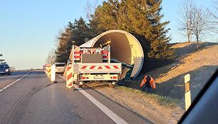Kelkra&scaron;tyje atsidūrusi vėjo jėgainės dalis Plungės rajone. / Žydrūno Naujoko nuotr.