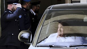 Popiežius pakeliui į vizitą Romos kalėjime / Andrew Medichini / AP
