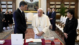 Pranci&scaron;kaus susitikimas su Ispanijos premjeru ir ambasadore 2024 metų spalį / Vatican Media / Europa Press / ZUMAPRESS.com