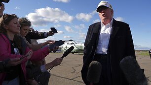 D. Trumpas su žurnalistais / Evan Vucci / AP