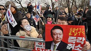 Nu&scaron;alinto Pietų Korėjos prezidento Yoon Suk-yeolo &scaron;alininkai  / JUNG YEON-JE / AFP