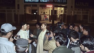Įkaitų artimieji laukia informacijos apie išpuolį prieš traukinį Pakistane / Arshad Butt / AP