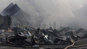 Ukrainos ugniagesiai gesina gaisrą Odesoje / OLEKSANDR GIMANOV / AFP