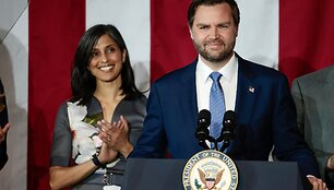  J. D. Vance'as su žmona Usha / JEFF KOWALSKY / AFP