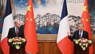 Jeanas-Noealis Barrot ir Wang Yi / GREG BAKER / AFP