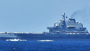 Kinijos lėktuvne&scaron;ių &bdquo;Liaoning&ldquo; grupės laivas / HANDOUT / AFP