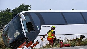 Prancūzijoje apvirto autobusas / JEAN-FRANCOIS MONIER / AFP
