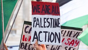 Aktyvistų grupės &bdquo;Palestine Action&ldquo; plakatas / Vuk Valcic / ZUMAPRESS.com