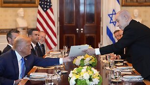 Donaldas Trumpas ir Benjaminas Netanyahu per vakarienę Baltuosiuose rūmuose / Alex Brandon / AP