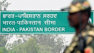 Indijos pasienio kontrolės pareigūnas prie sienos su Pakistanu / NARINDER NANU / AFP