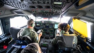 Lėktuvo piloto kabina Rygos oro uoste / Bernd von Jutrczenka / dpa/picture-alliance
