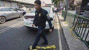 Meksiko miesto pareigūnas įvykio vietoje / Fernando Llano / AP