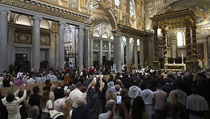Pamaldos Didžiojoje &Scaron;vč. Mergelės Marijos bazilikoje / Domenico Stinellis / AP