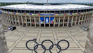 Olimpiniai žiedai Berlyne prie futbolo stadiono / ODD ANDERSEN / AFP
