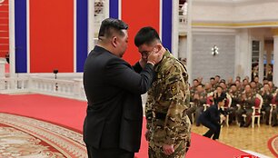 Kim Jong Unas karių pagerbimo ceremonijoje / STR / AFP