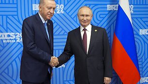  / AP