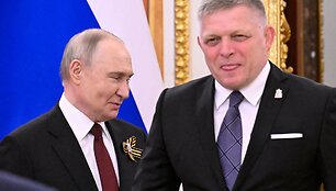 Vladimiras Putinas su Slovakijos ministru pirmininku / ALEXANDER NEMENOV / AFP