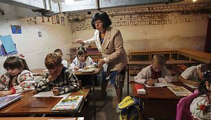 Klasė rūsyje Ukrainos mokykloje /  / AP