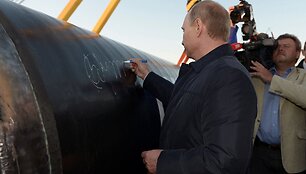 V. Putinas pasira&scaron;o ant &bdquo;Power of Siberia&ldquo; / RIA Novosti / REUTERS