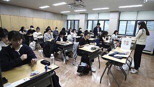 Mokiniai laiko egzaminą vienoje i&scaron; Pietų Korėjos mokyklų / Chung Sung-Jun / AP