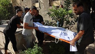 Po i&scaron;puolio prie bažnyčios Gazoje i&scaron;ne&scaron;ami žuvusieji / OMAR AL-QATTAA / AFP
