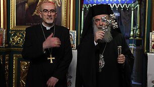 Jeruzalės lotynų patriarchas Pierbattista Pizzaballa ir graikų ortodoksų patriarchas Teofilas III Gazos Ruože / OMAR AL-QATTAA / AFP