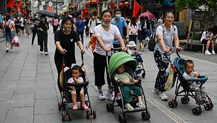 Mamos su vaikais Pekine / WANG ZHAO / AFP