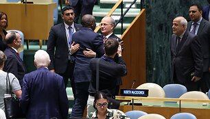 Britų užsienio reikalų ministras Davidas Lammy konferencijoje apkabino palestiniečių ministrą pirmininką Mohammadą Mustafą / CHARLY TRIBALLEAU / AFP