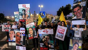 Giminaičiai ir kiti demonstrantai laiko įkaitų nuotraukas / HAZEM BADER / AFP
