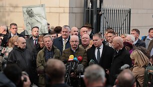 Prie teismo Belfaste /  / AP