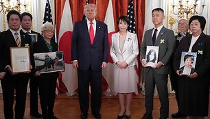 Donaldas Trumpas su &Scaron;iaurės Korėjos pagrobtų japonų &scaron;eimomis / ANDREW HARNIK / Getty Images via AFP