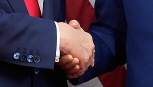  Donaldas Trumpas spaudžia ranką Xi Jinpingui /  / AP