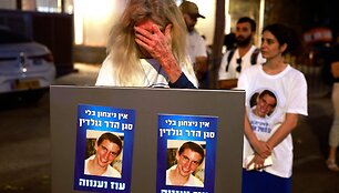 Plakatai su Hadaro Goldino nuotraukomis  / MENAHEM KAHANA / AFP