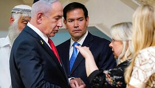 Benjaminas Netanyahu ir Marco Rubio / NATHAN HOWARD / AFP