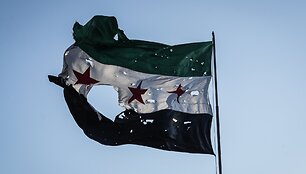Sirijos vėliava po Izraelio oro smūgio / Moawia Atrash / dpa/picture-alliance