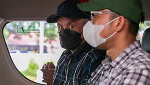 Indonezijos kalinys Ali Tokmanas (sėdi prie lango) / JUNI KRISWANTO / AFP