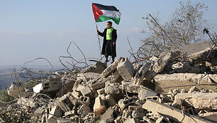 Vaikas okupuotame Vakarų Krante laiko palestiniečių vėliavą / Nidal Eshtayeh / ZUMAPRESS.com