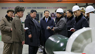 Kim Jong Unas povandeninių laivų gamykloje / STR / AFP