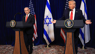 Benjaminas Netanyahu ir Donaldas Trumpas / JOE RAEDLE / Getty Images via AFP