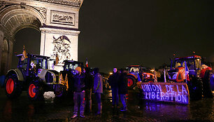 Traktoriai prie Triumfo Arkos Paryžiuje / THOMAS SAMSON / AFP