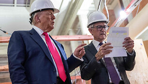 Donaldas Trumpas ir Jerome'as Powellas / ANDREW CABALLERO-REYNOLDS / AFP